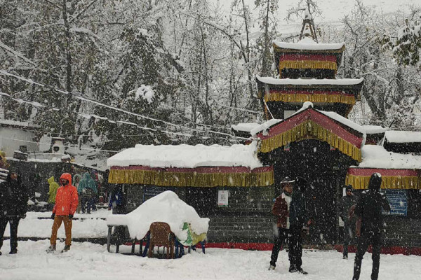 अत्यधिक चिसोमा पनि मुक्तिनाथ मन्दिरमा दर्शनार्थीको चहलपहल